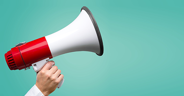 Microphone devant une foule