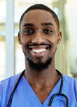 Un infirmier sourit à la caméra avec un stéthoscope autour de son cou.