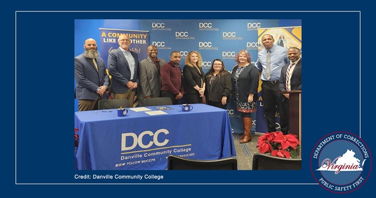 Les représentants de l'administration pénitentiaire de Virginie et du Danville Community College posent pour une photo de groupe dans le cadre de leur nouveau partenariat.