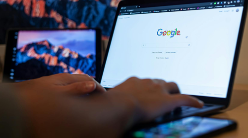personne tapant sur la page d'accueil de google